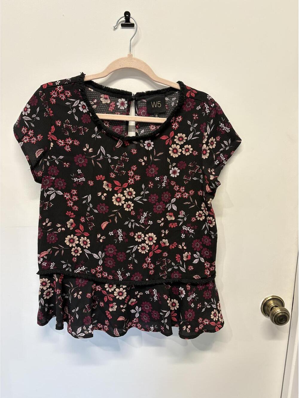 W5 Black Floral Peplum Blouse Short Sleeve Keyhole Back